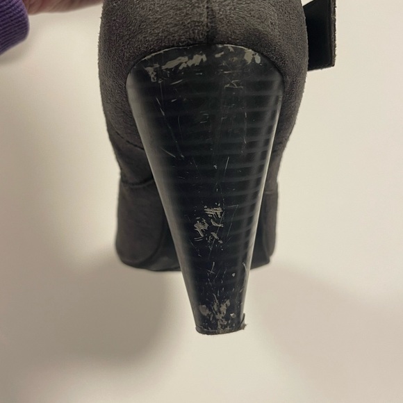 Apt 9 Gray Suede Heeled Boots - 9 - Picture 10 of 11